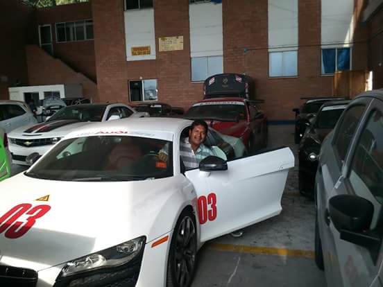 Audi R8 blanco de competencia en bodega