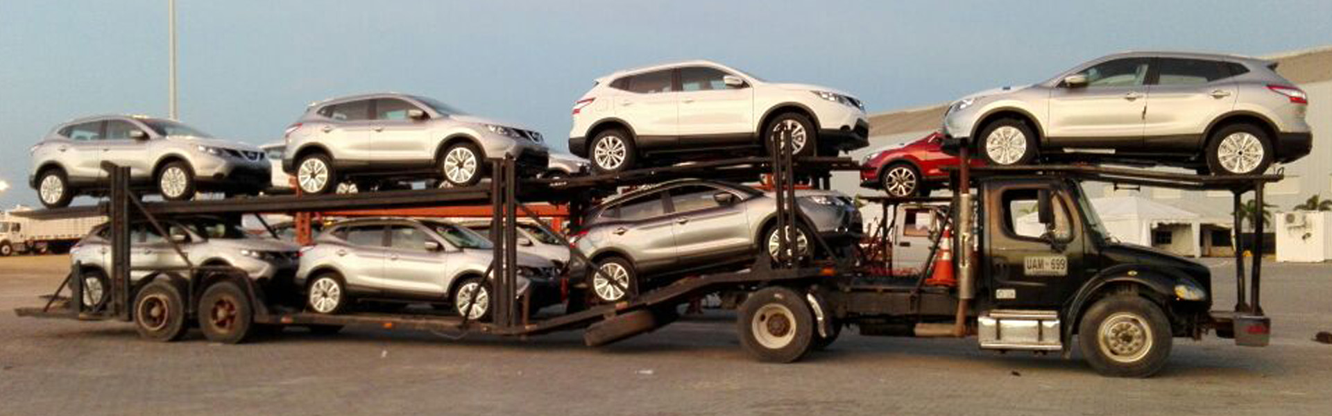 Niñera cargada con camionetas nuevas en dos niveles