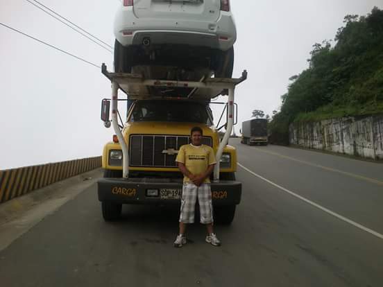 Conductor de CoordiVehiculos junto a su camión en carretera