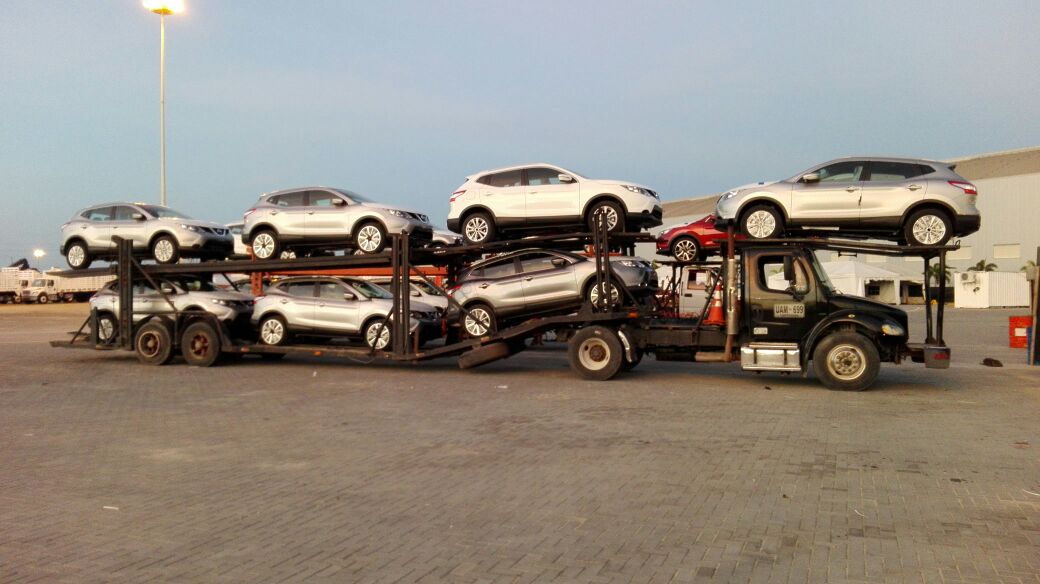 Niñera cargada con camionetas en dos niveles