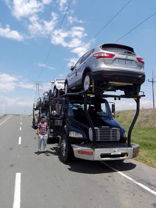 Niñera en carretera con vehículos en el nivel superior